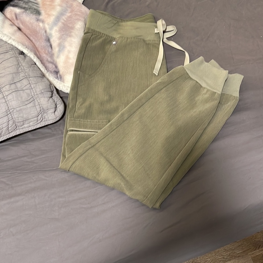 Figs Zamora joggers heather olive
